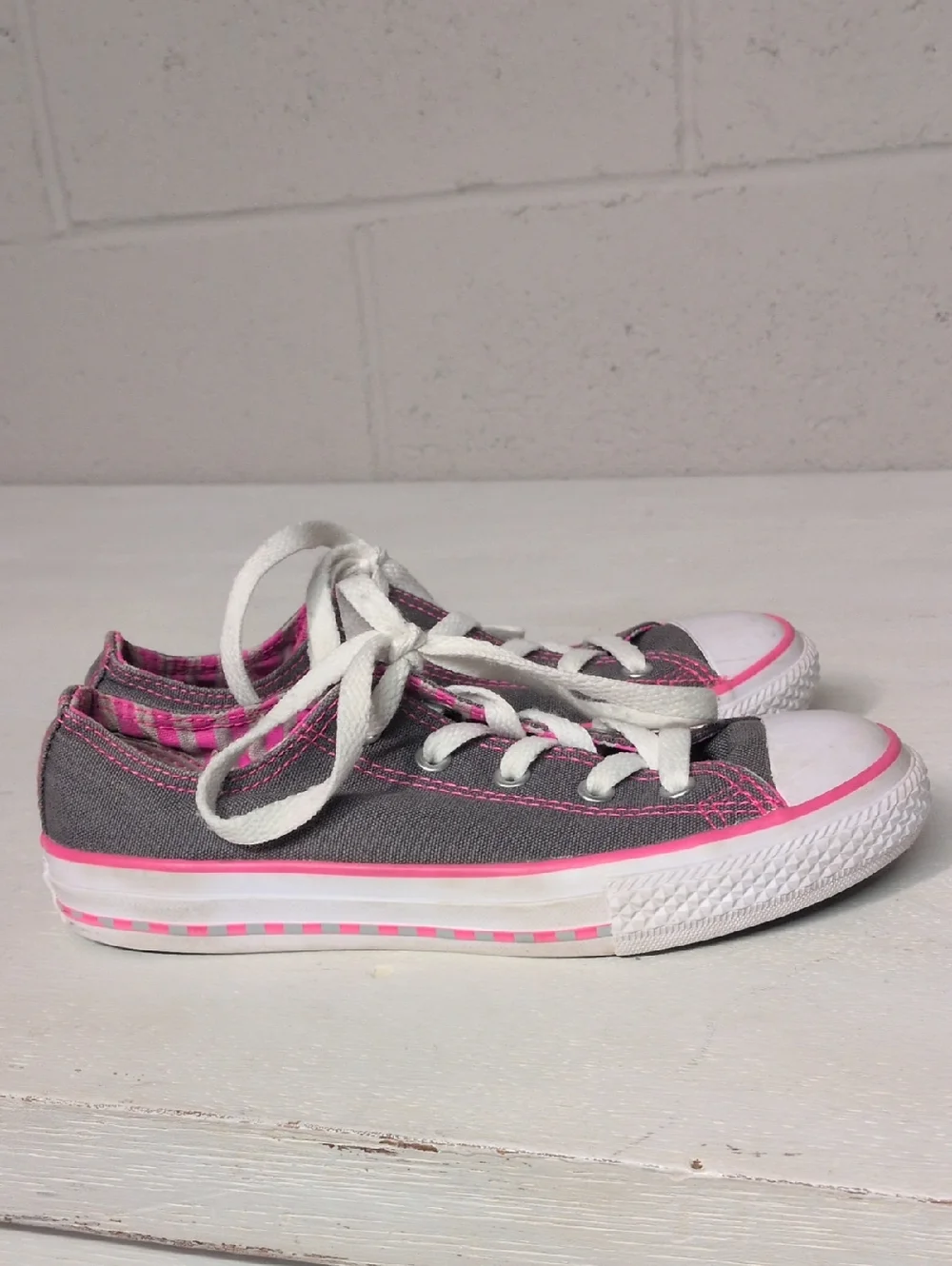 Converse Kids Low-Top Sneakers in Gray and Pink, Girl's Size 2